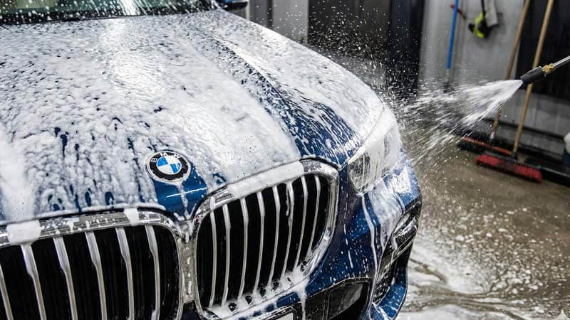 Детейлинг и мойка кузова BMW с использованием активной пены для удаления реагентов