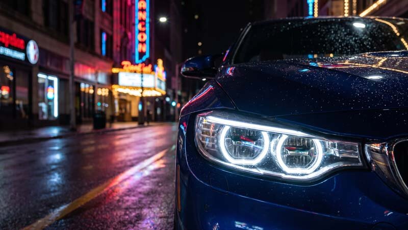Фары синего BMW на ночной улице