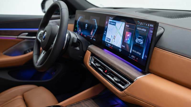 Интерьер с интерфейсом BMW iDrive (рыжая кожа)