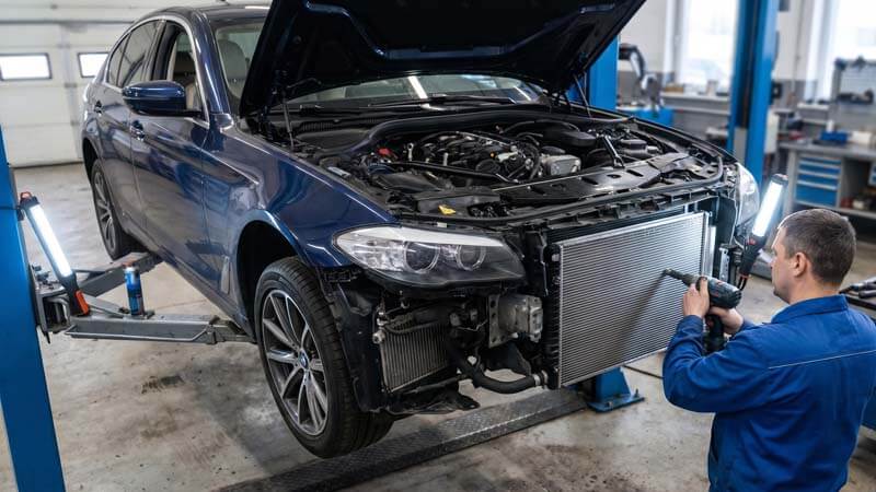 Снятие бампера и разбор кассеты радиаторов BMW на СТО